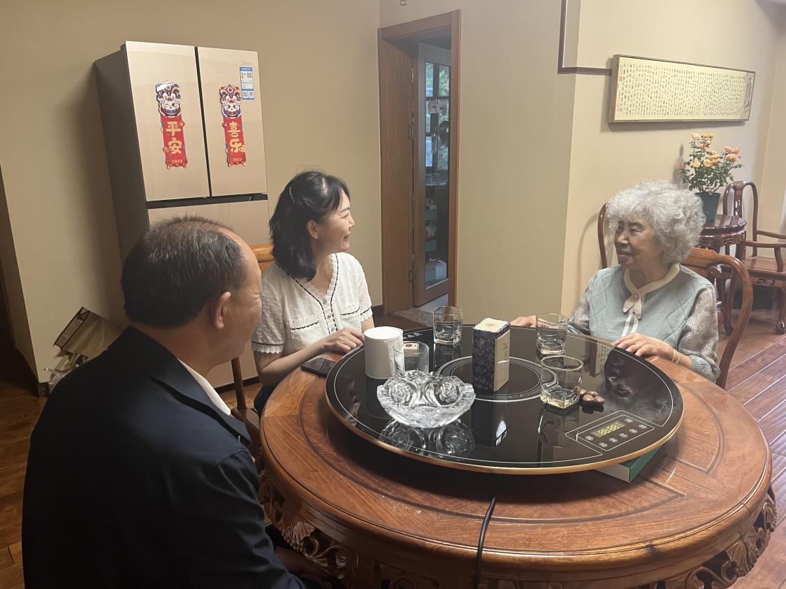 慰问党情浓 真情暖人心-医院党委走访慰问高龄党员