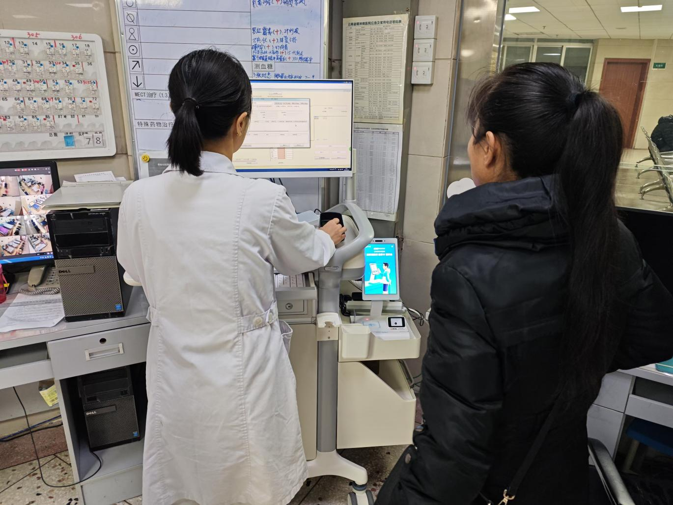 患者“零往返”出院“床旁办”